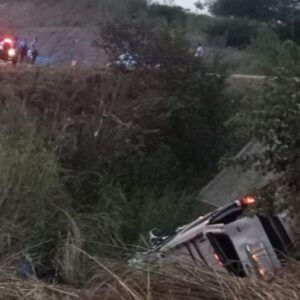 Mueren tres migrantes en volcadura de vehículo en sur de México