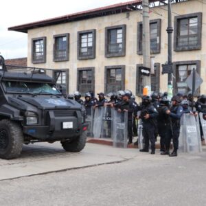 Más de dos horas de disturbios y actos vandálicos en San Cristóbal dejan edificios públicos vandalizados y 10 detenidos