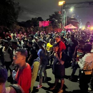 Avanza caravana de migrantes que huyen de Tapachula