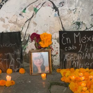 Instalan altar en memoria de víctimas de feminicidio en Chiapas