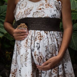 Mil adolescentes se embarazan al día en México; las desigualdades para ellas se multiplican