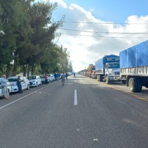 Transportistas protestan en cuartel de la Guardia Nacional en Comitán, denuncian extorsiones