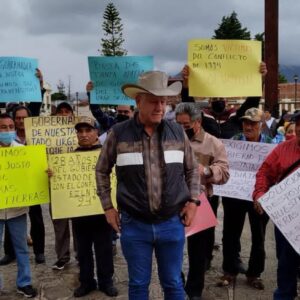 Pequeños propietarios desplazados desde 1994 con el levantamiento armado del EZLN se van a la CDMX a instalarse en un plantón en el Zócalo