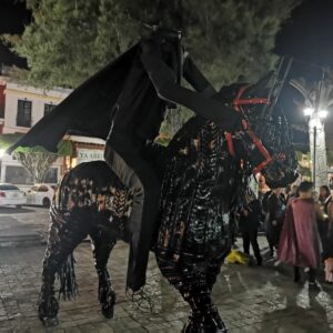 Mario Guillén Domínguez, alcalde de Comitán exhibe esculturas de su caballo frisón pura sangre