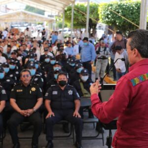 Rutilio Escandón entrega equipamiento, patrullas y uniformes a más policías de Chiapas
