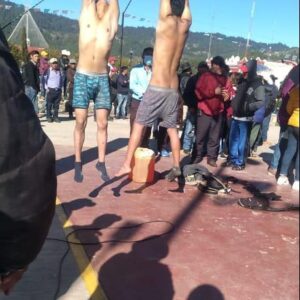 Ladrones de automóviles son colgados en el municipio de Huixtán; un comando armado los rescata