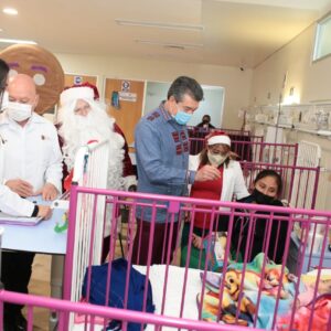 Rutilio Escandón lleva regalos a niñas y niños internados en el Hospital “Gómez Maza”