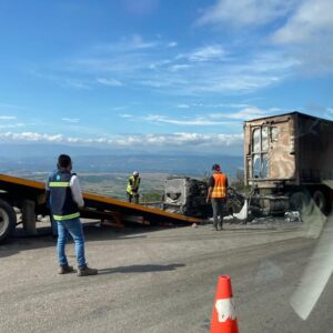 Tráiler se incendia al chocar contra vehículo compacto en la autopista San Cristóbal- Tuxtla; deja dos lesionados