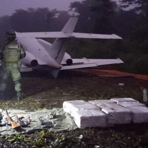 Ejército y Guardia Nacional aseguran aeronave, armas y 270 kilogramos de cocaína en la Selva Lacandona