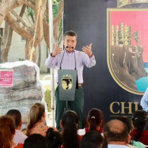 Rutilio Escandón entrega más de 18 mil cobertores del proyecto “Abrigando de Corazón”
