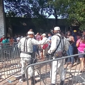 Vandalizan migrantes oficinas de la COMAR en Tapachula