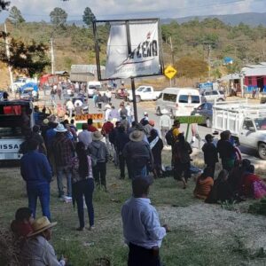 Teopisca: sigue la disputa por el ayuntamiento; seguidores de tesorero destituido bloquean la carretera a San Cristóbal y Comitán