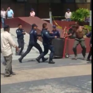 Someten siete policías a un migrante en Tapachula