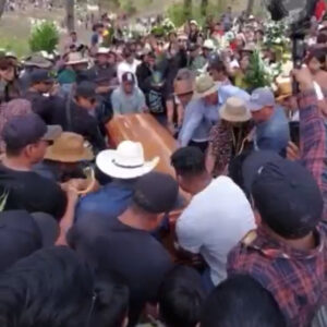 Despiden a líder tsotsil de artesanos con mariachis