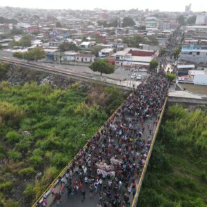 Miles de personas extranjeras en tránsito, salen de Tapachula en el “viacrucis del migrante”