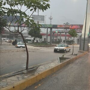 Lluvias en Tuxtla Gutiérrez dejan una persona desaparecida; una alcantarilla lo jaló. Decenas de casas afectadas