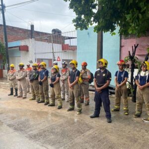 Una unidad de rescate de operaciones acuáticas, protección civil y bomberos llevan a cabo la búsqueda y rescate del ciudadano que fue succionado por una alcantarilla