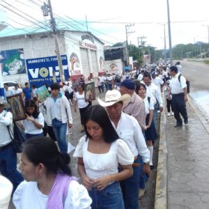 Vestidos de blanco, fieles católicos marchan por La Paz en Frontera Comalapa