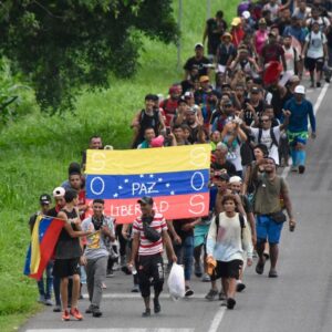 Al menos 700 migrantes parten en caravana desde Suchiate, Chiapas