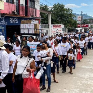 Fieles católicos marchan en 7 municipios; se manifiestan contra la violencia; demandan paz