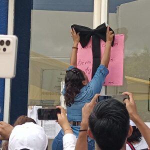 Docentes del COBACH protestan y exigen justicia por el feminicidio de Berni Flor Mejía maestra secuestrada en Amatenango de la Frontera