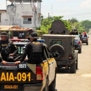 Fuerzas federales se abren paso con gas lacrimógeno en la región de disputa de cárteles