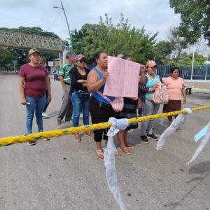 Familiares de 8 policías estatales retenidos en Frontera Corozal instalan plantón frente a la SSyPC