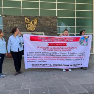 Protestan trabajadores contra la delegada del titular del IMSS en Chiapas; la acusan de violentar el contrato colectivo de trabajo