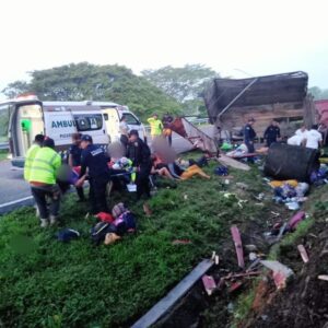 Accidente de camión con migrantes deja 10 mujeres muertas y 15 heridos en Pijijiapan