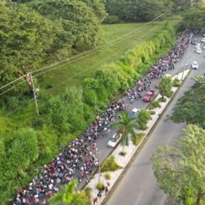 Cerca de cinco mil migrantes salen en caravana desde Tapachula