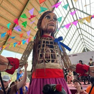 La pequeña Amal, la icónica marioneta de los derechos humanos conquista las calles de Tapachula