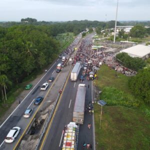 Caravana migrante bloquea la carretera costera en exigencia de documentos migratorios que les permita llegar al Norte