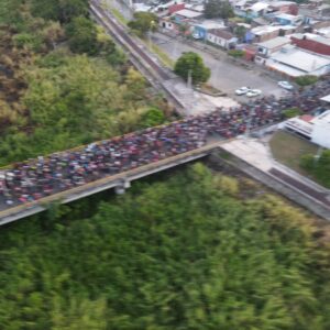 Ante anuncio de plan para frenar a migrantes en la frontera sur; miles salen en caravana