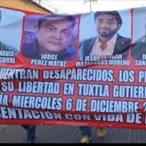 Marchan para exigir la localización de cuatro hombres originarios de Cintalapa llevados contra su voluntad de un restaurante en Tuxtla Gutiérrez.