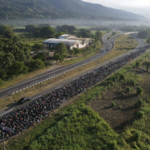 Caravana migrante llega a Villa Comaltitlán, en su tercer día