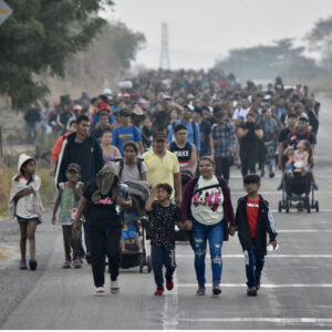 Se reagrupa caravana migrante, dejan albergues y salen de Arriaga