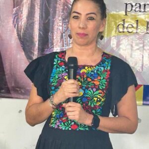 Olga Luz Espinosa Morales registra su precandidatura para buscar la gubernatura de Chiapas.