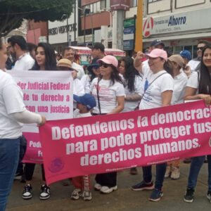 Marcha por la democracia. Con pancartas y consignas marchan en Tuxtla y Tapachula