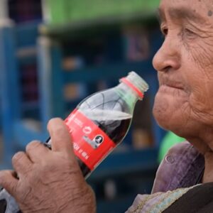 Youtuber muestra ritual con Coca Cola en iglesia de Chiapas