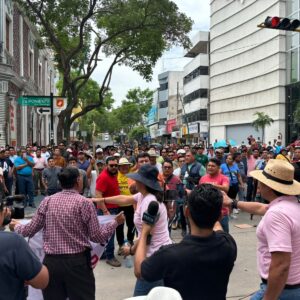 Armados con tubos y palos la CNTE impide que participantes de “marea rosa” lleguen a la plaza central