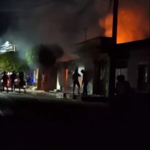 Hombres encapuchados incendiaron cinco casas en La Concordia