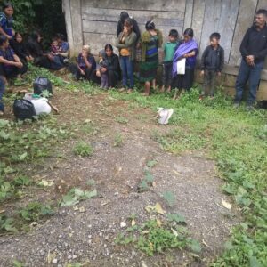 Cientos de tsotsiles se desplazan esta mañana de la comunidad «La Esperanza» municipio de Chenalhó; denuncian ataque armado de “Los Herrera”