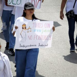 Estudiantes y trabajadores marchan contra la reforma al Poder Judicial