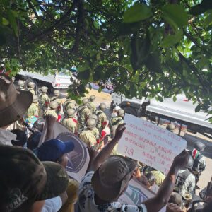 Trabajadores del Poder Judicial protestan durante desfile militar en Tuxtla