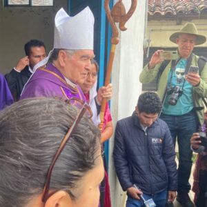 Miles de personas rinden homenaje y despiden a sacerdote asesinado