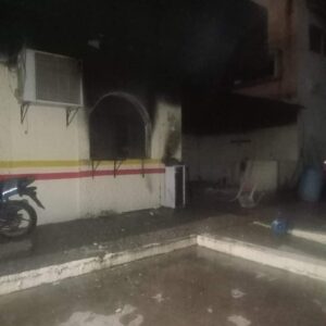 Grupo armado irrumpe e incendia alcaldía de Benemérito de las Américas