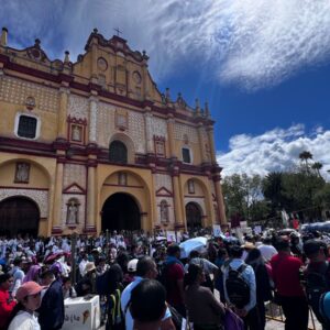 Miles de católicos marchan por la paz en San Cristóbal; exigen justicia tras el asesinato del sacerdote Marcelo Pérez