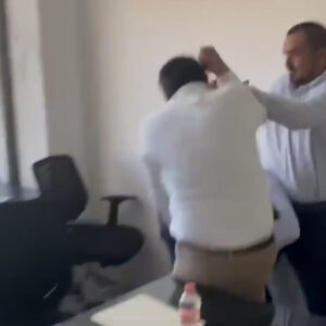 A golpes le reclaman a Ismael Brito la persecución política que ejerció como secretario de gobierno