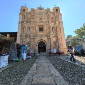 Tzotziles despejan fachada del templo de San Domingo