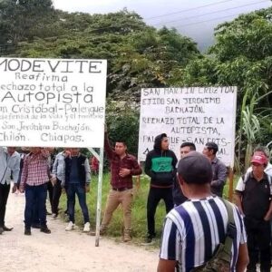 Colocan carteles de rechazo a la construcción de la autopista San Cristóbal de las Casas-Palenque